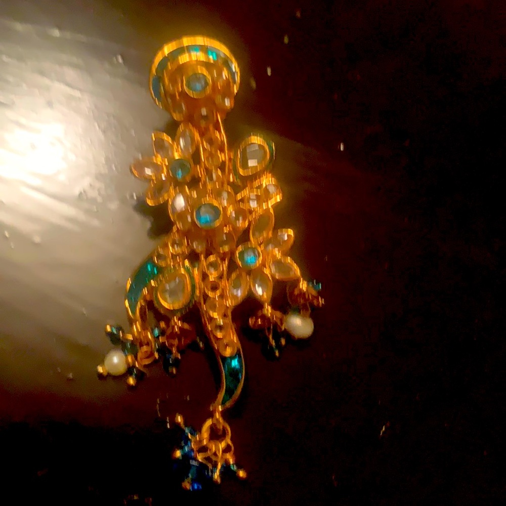 Stunning gold tone pendant